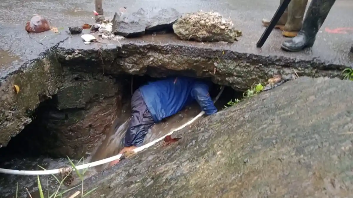 Sampah Penuhi Drainase, Beberapa Ruas Jalan di Klungkung Tergenang Air Hujan