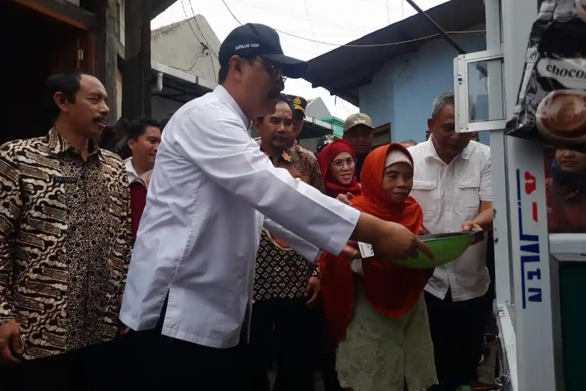 Menteri Sosial Gus Ipul Berikan Bantuan Gerobak Dorong untuk Lansia di Sidoarjo