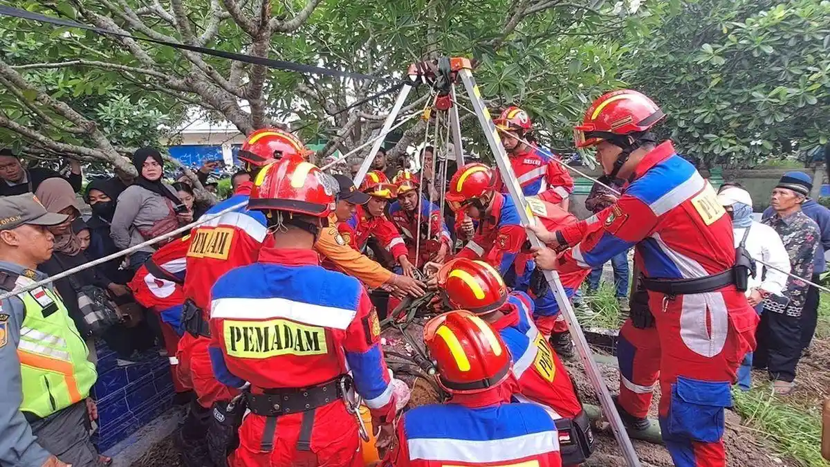 12 Personel Damkar Solo Diterjunkan Bantu Pemakaman Warga Berbobot 200 Kg