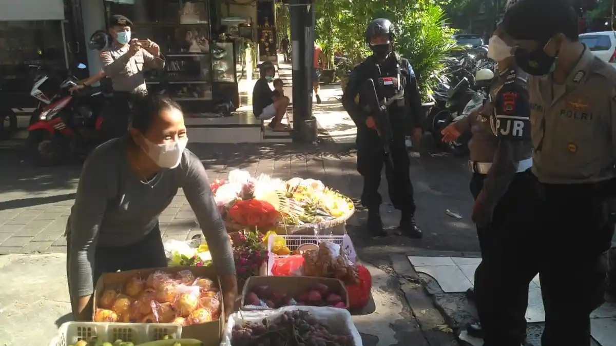 TPPP Covid-19 Polda Bali Humanis Berikan Masker Baru Pada Yang Tidak Layak Pakai