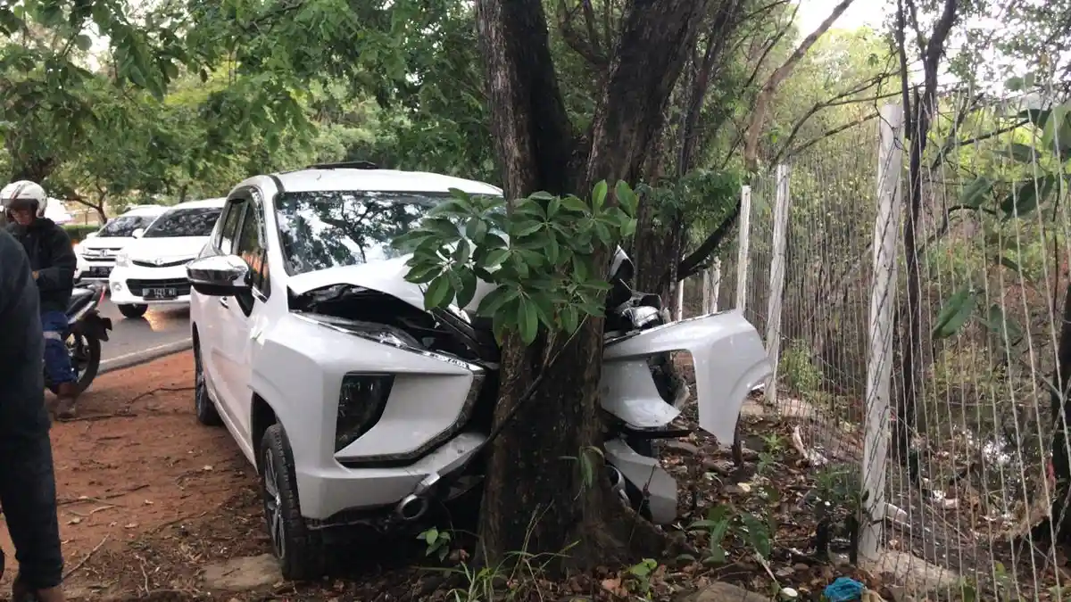 Kecelakaan di Batam, Pengendara Ngantuk, Mobil Xpander Tabrak Pohon di Pendakian Southlink