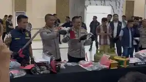 20260529_Wakapolda-Jawa-Tengah-Brigjen-Pol-Latif-Usman-tunjukkan-barang-bukti-pembegalan_1.jpg