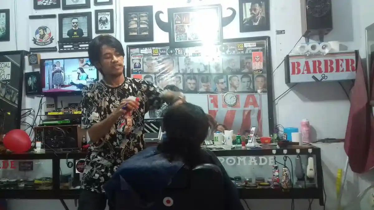 Kini Dayan Barbershop Pangkep Panen Rupiah 17 Juta Per Bulan