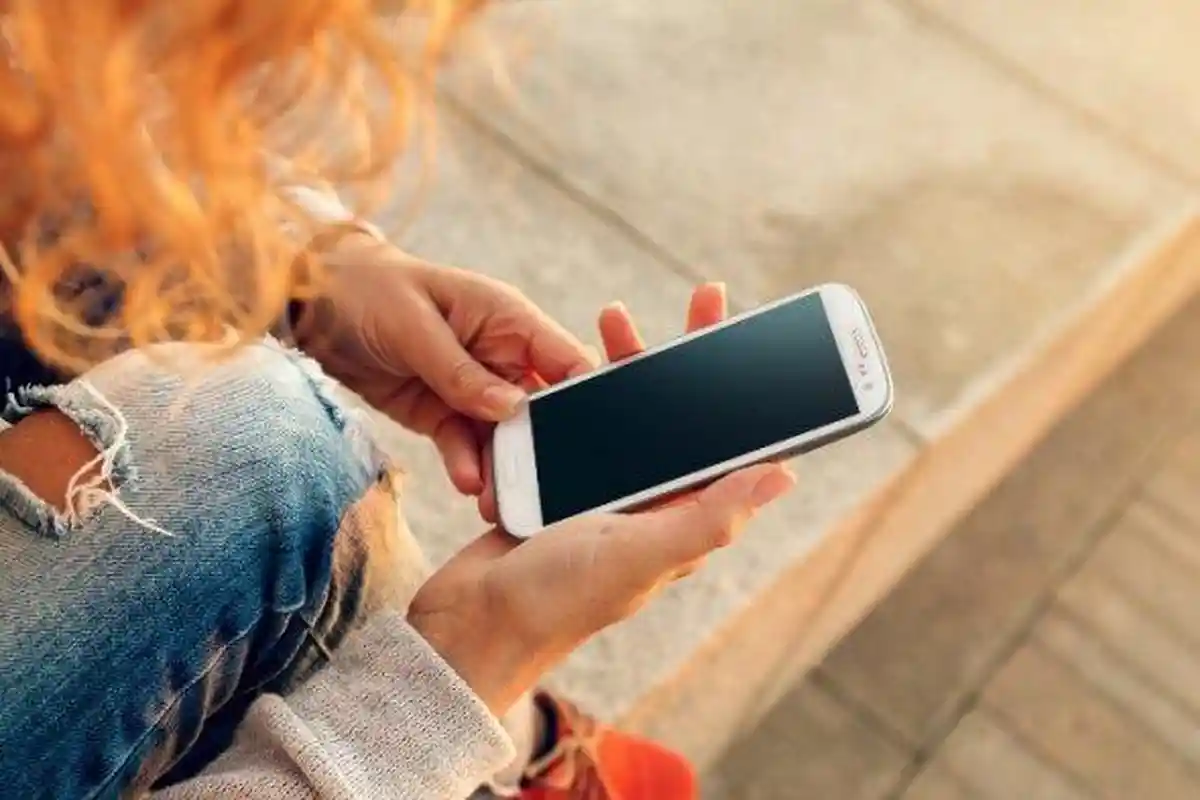 3 Tips Menghemat Baterai Smartphone Saat Traveling, Jangan Lupa Biasakan Tutup Aplikasi