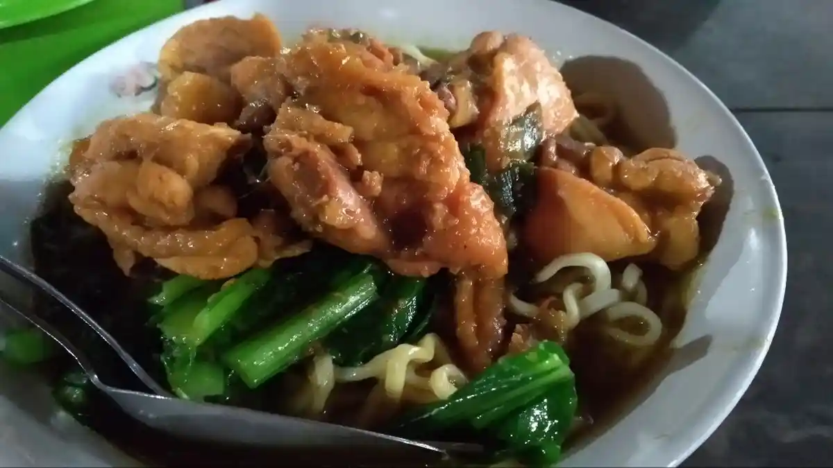 Menikmati Mie Ayam di Spot Riyadi yang Potongan Dagingnya Gak Tanggung-tanggung!