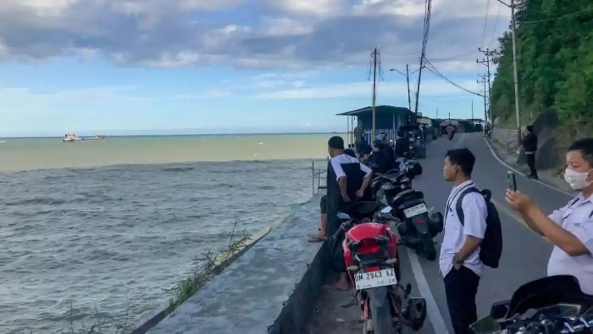 PERINGATAN Tsunami, Warga Gorontalo Malah Mau Lihat Detik-detik dan Siap-siap Rekam: Belum Yakin