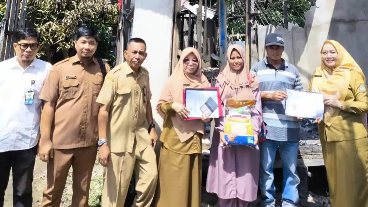 Pemkab Kayong Utara Salurkan Bantuan Korban Kebakaran di Desa Sutera Lewat Program Dukcapil Story