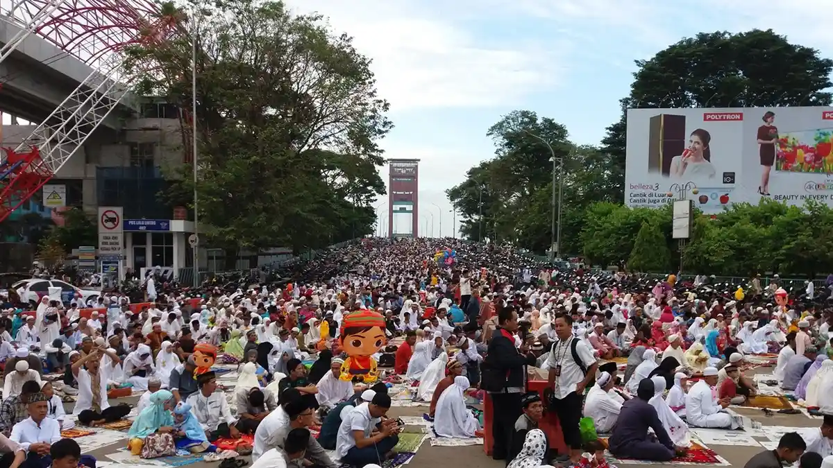 Jembatan Ampera Dipadati Umat Muslim saat Salat Idul Fitri 1438 H (FOTO)