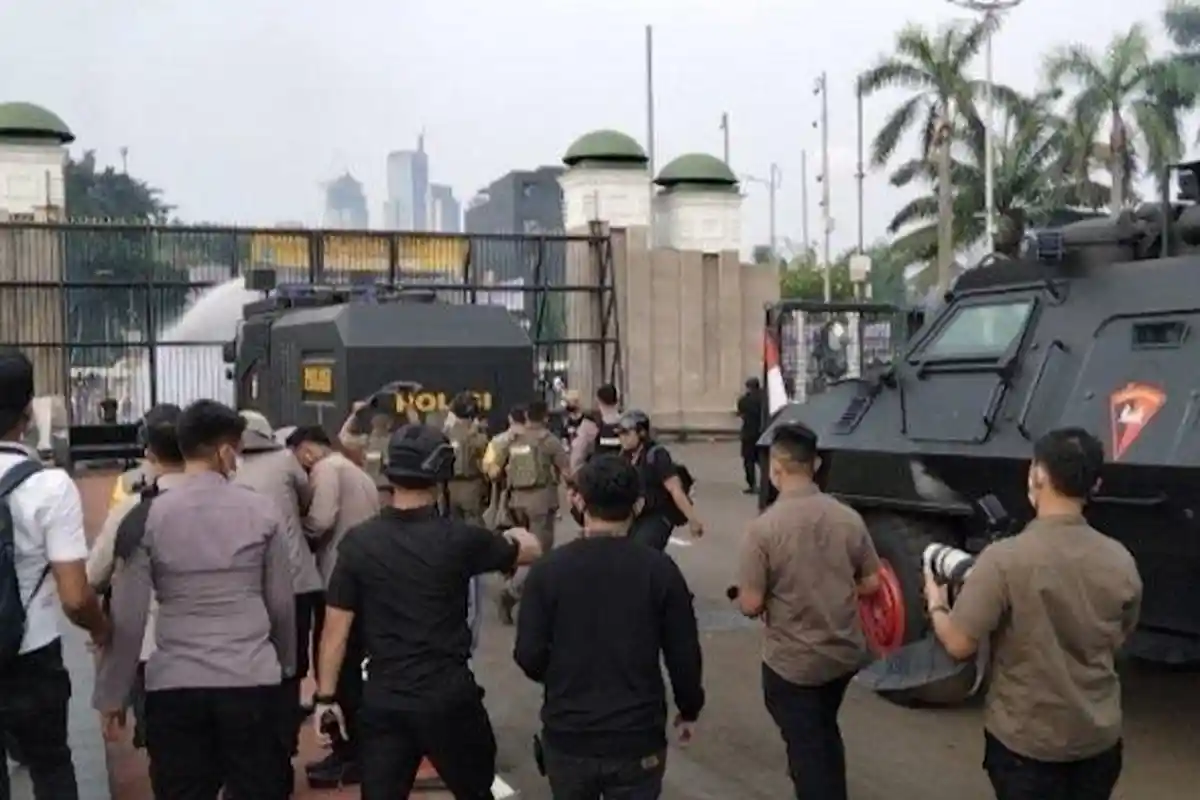 Kericuhan di Depan Gedung DPR RI, Polisi Tembakan Gas Air Mata Bubarkan Massa