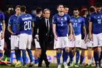 pelatih-roberto-mancini-tengah-di-antara-pemain-timnas-italia.jpg