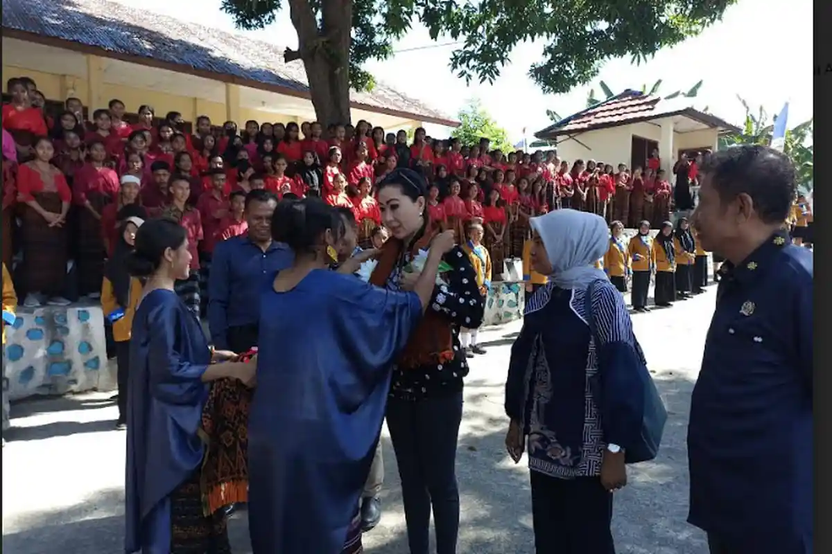 Dengar Pendapat di SMK Negeri 1 Ende, Julie Sutrisno Laiskodat Disambut Ribuan Siswa