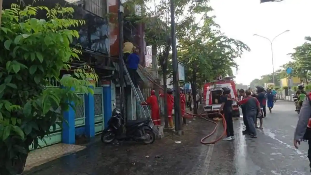 Korsleting Listrik, Rumah Bidan di Brebes Dilalap Si Jago Merah 