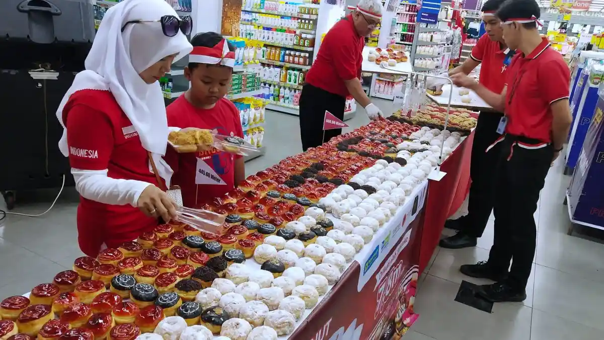 Parade Foto Donat Mini Kemerdekaan 7,8 M di Hypermart MTC Bandung