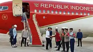 Gaya-Presiden-Jokowi-Turun-Pesawat-Indonesia1-di-Lanud-Haluoleo-Kendari-Disambut-Pj-Gubernur-Sultra.jpg