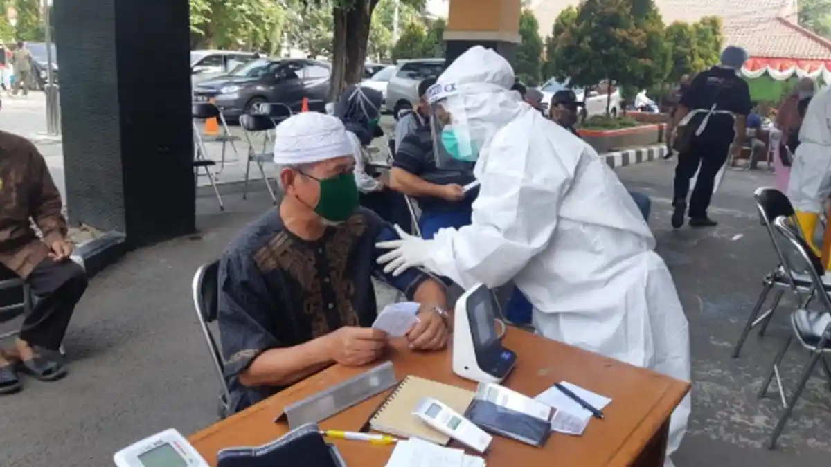 Puluhan Pengurus Rumah Ibadah di Cilincing Ikuti Swab Test Massal Covid-19