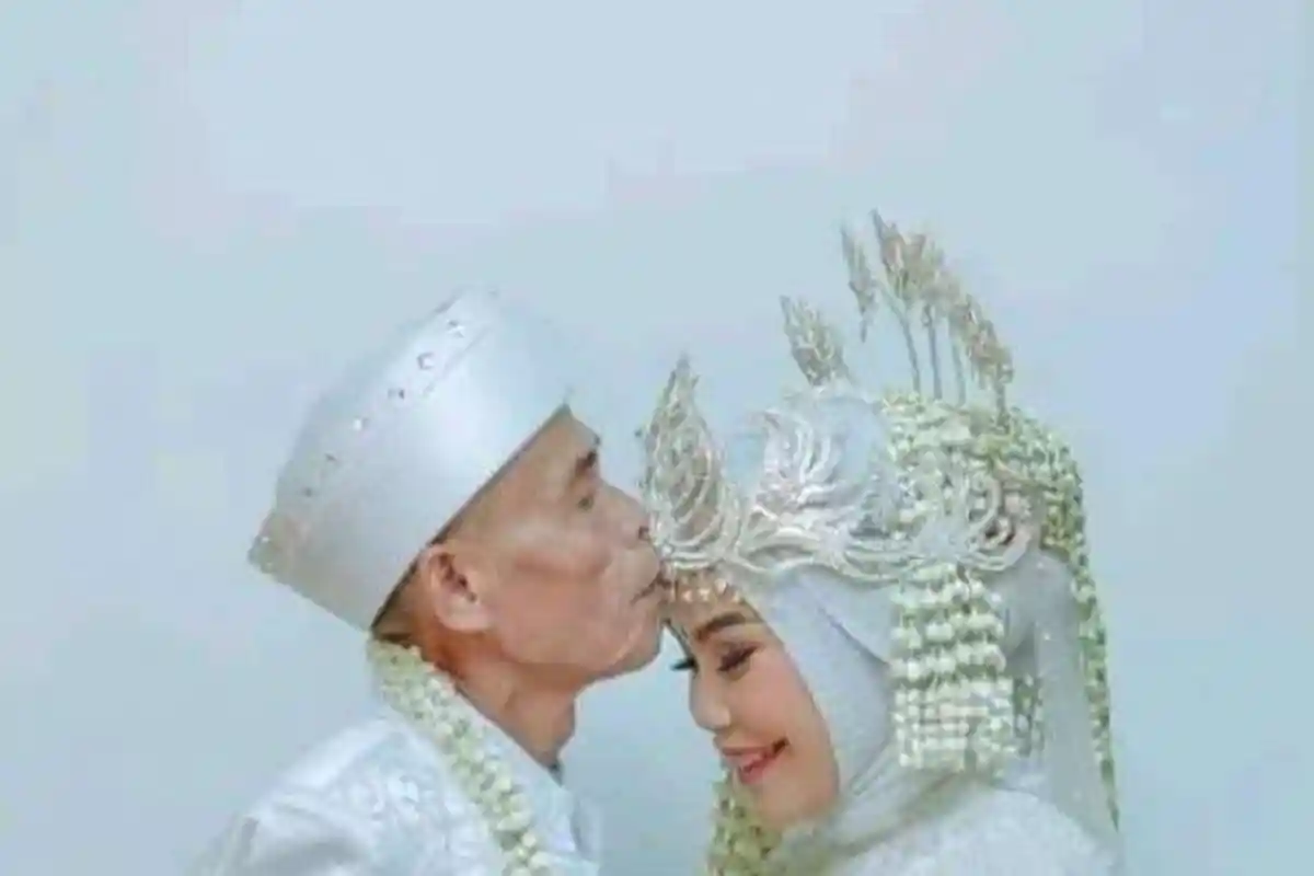 Kakek Berusia 71 Tahun Nikahi Gadis Berusia 18 Tahun, Seserahannya Sampai Dibawa Dua Mobil