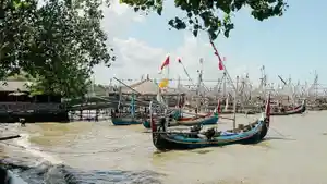 Suasana-kapal-nelayan-saat-bersandar-di-Pantai-Talang-Siring-Pamekasan-Madura.jpg