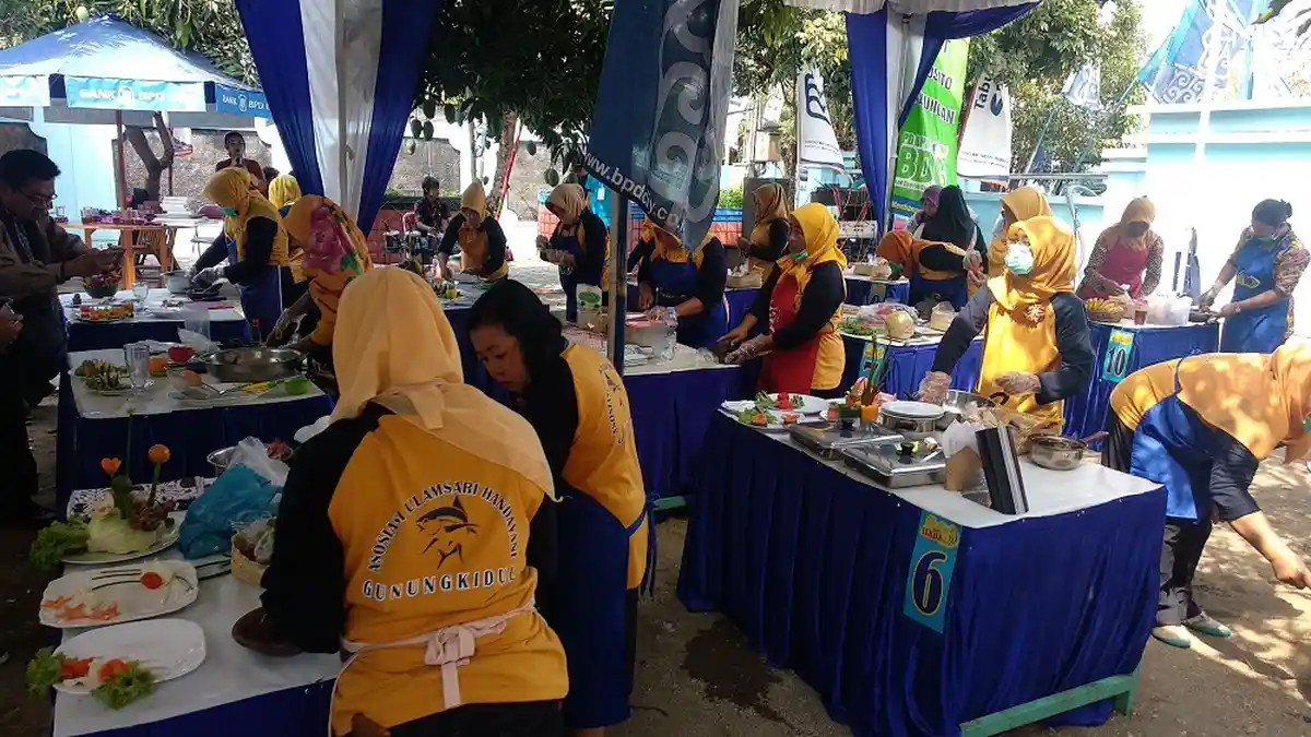 Peringati Hari Ikan Nasional, Sekda Gunungkidul Ikut Lomba Memasak bareng Emak-emak