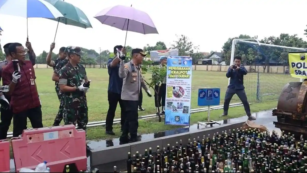 Polres Sragen Musnahkan 1.291 Botol Miras, Komitmen Perangi Penyakit Masyarakat