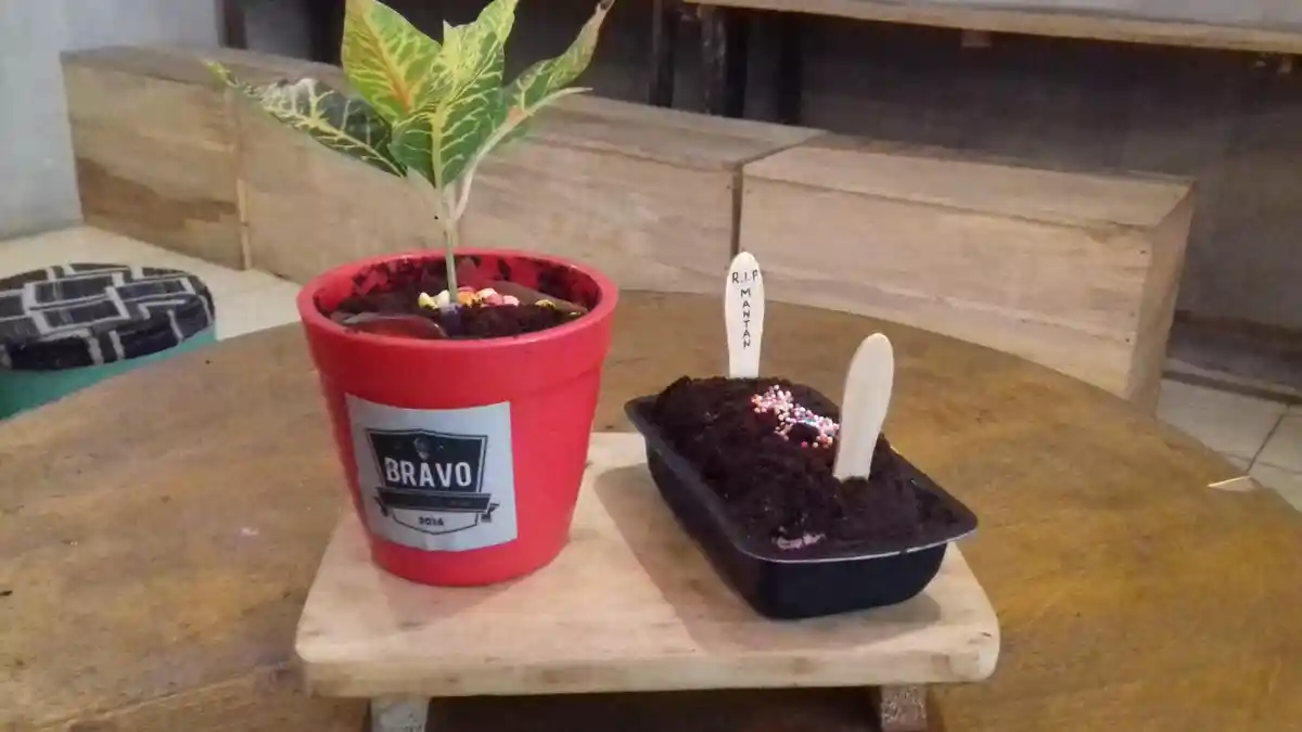 Ada Es Krim Kuburan Mantan dan Pot Bunga Mertua di Coffee Shop Bravo Pangkep