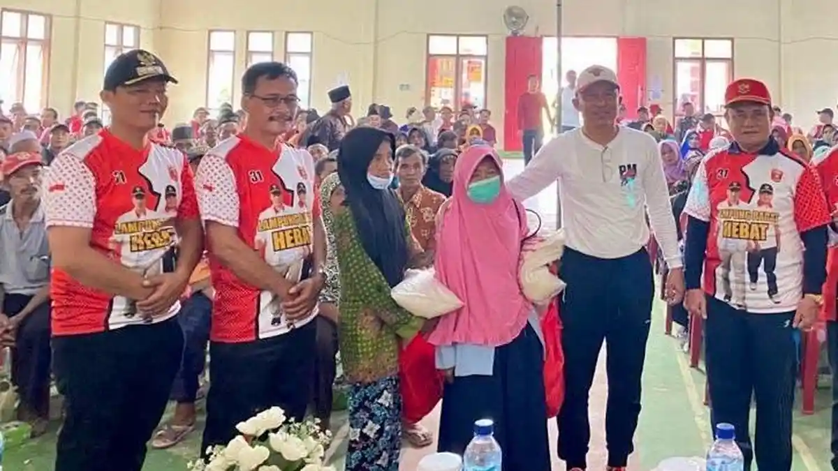 Bupati Lampung Barat Parosil Mabsus Beri 800 Paket Sembako ke Lansia dan Warga Miskin