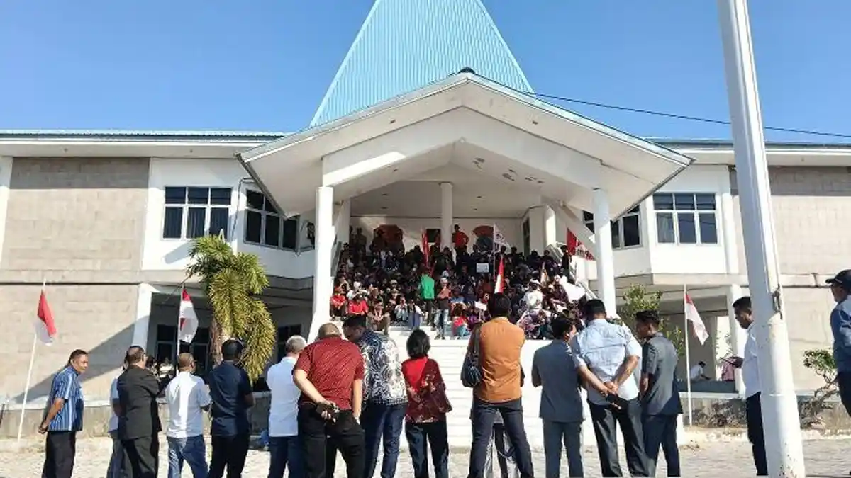 Aliansi Rakyat Sumba Mendesak Adanya Pemangkasan Gaji dan Tunjangan Anggota DPRD