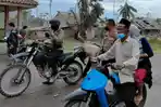 anggota-ditsamapta-polda-jatim-bantu-mengevakuasi-warga-korban-gunung-semeru-meletus.jpg