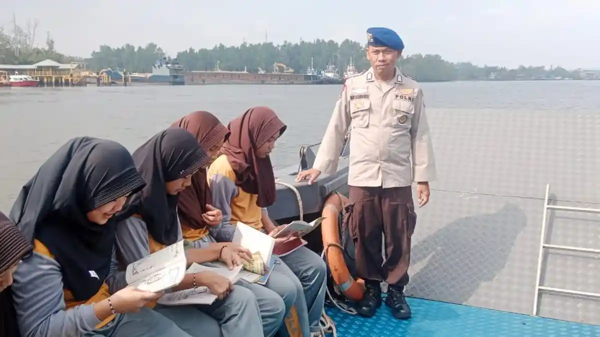 Ditpolairud Polda Kaltim Buka Perpustakaan dan Klinik Terapung di Perairan Balikpapan