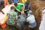 Evakuasi Korban Longsor di Megamendung