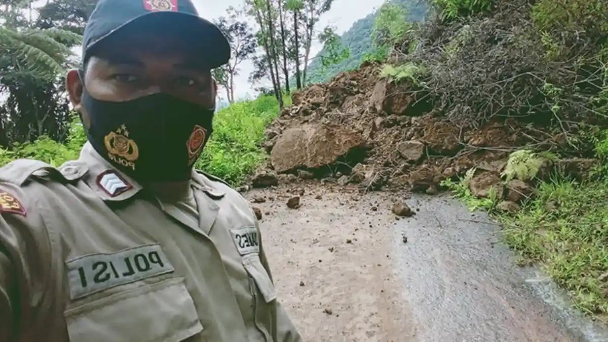 Satar Mese Utara Diguyur Hujan, Ruas Jalan Nte'er-Langke Majok Manggarai Ditutup Longsor