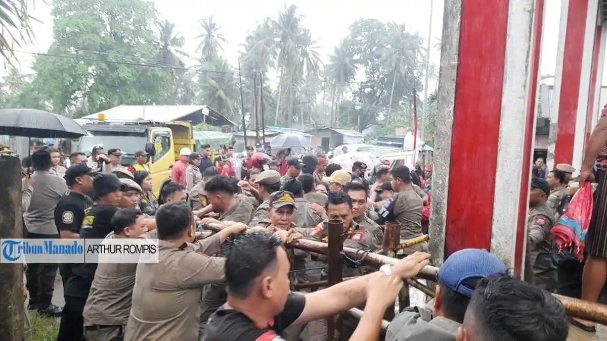 Unjuk Rasa di TPA Sumompo Manado Memanas, Warga Halangi Truk Pengangkut Sampah