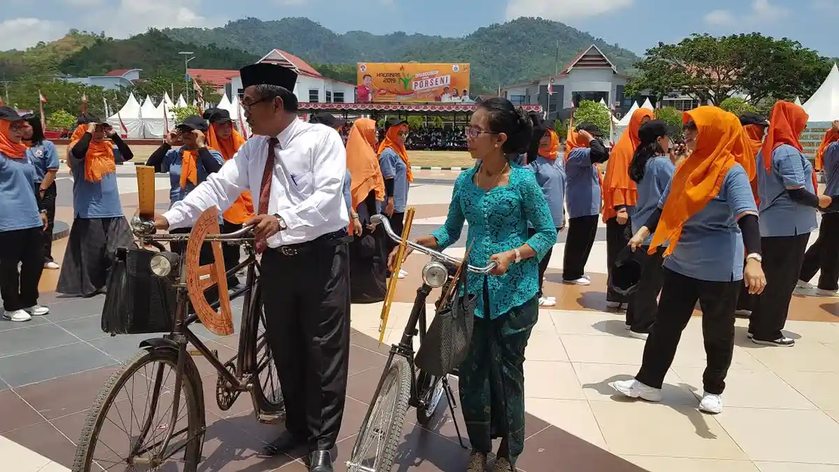 Defile HUT ke-15 Sulbar, Disdikbud Tampilkan Potret Guru dari Masa ke Masa