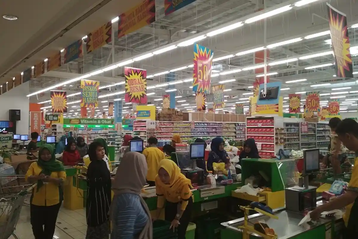 Giant Gowa Diskon Besar-besaran Jelang Ditutup