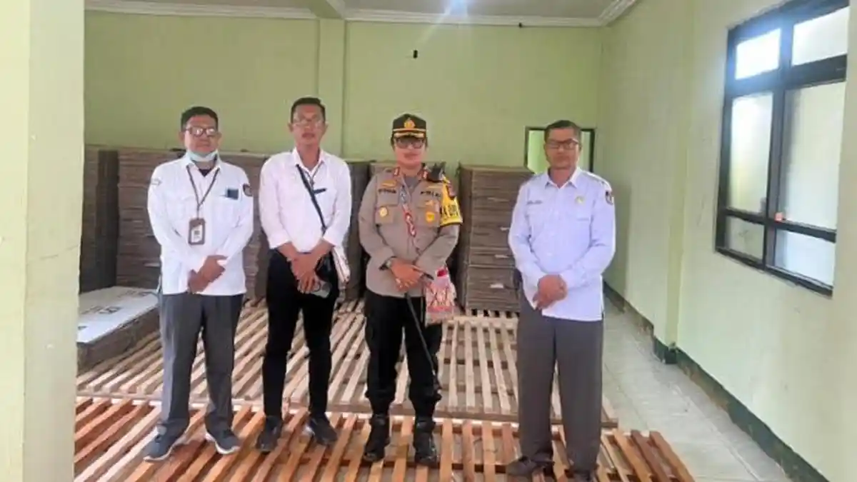 Kapolres Lembata Pantau Logistik Pemilu di KPU Lembata