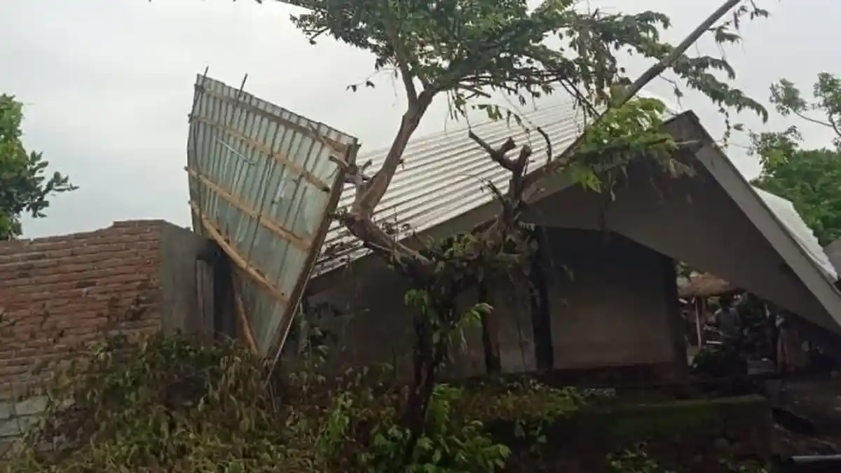 Cuaca Ekstrem Terjang Desa Belanting, Atap Rumah Warga Terbang Disapu Angin