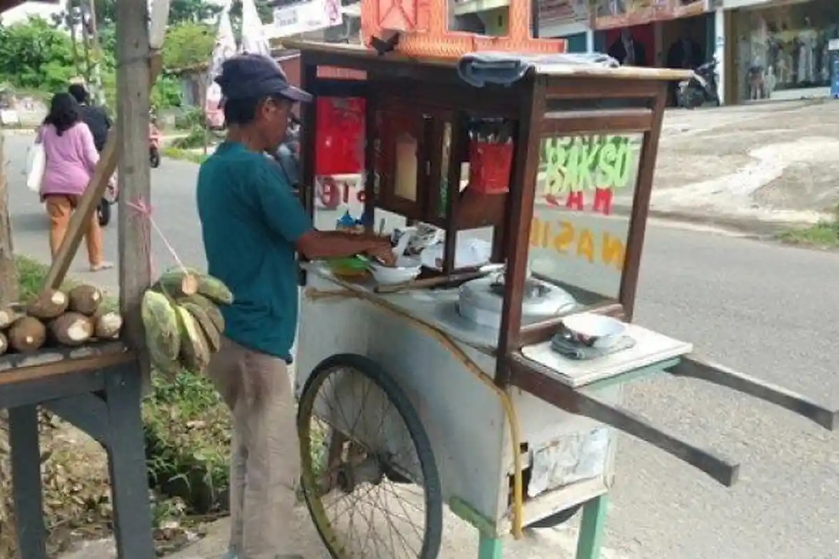 TRAUMA Pak Nasib, Tukang Bakso Ditendang Pembeli Gara-gara Protes Cuma Dibayar 2 Porsi dari 4 Porsi