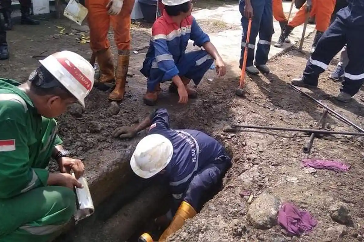 Pertamina Mulai Perbaiki Pipa Bocor dan Bersihkan Sungai yang Tercemar Minyak di Sambong Blora