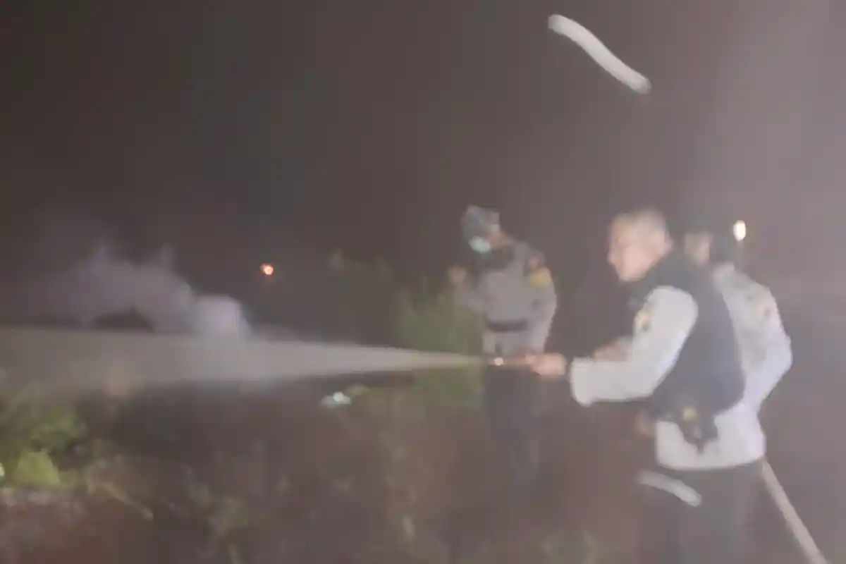 Kapolsek Mandor Datanggi TKP Karhutla dan Padamkan Api Dini Hari