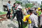 Evakuasi-jenazah-korban-tertabrak-kereta-api-di-lintasan-kereta-Jalan-Batanghari.jpg