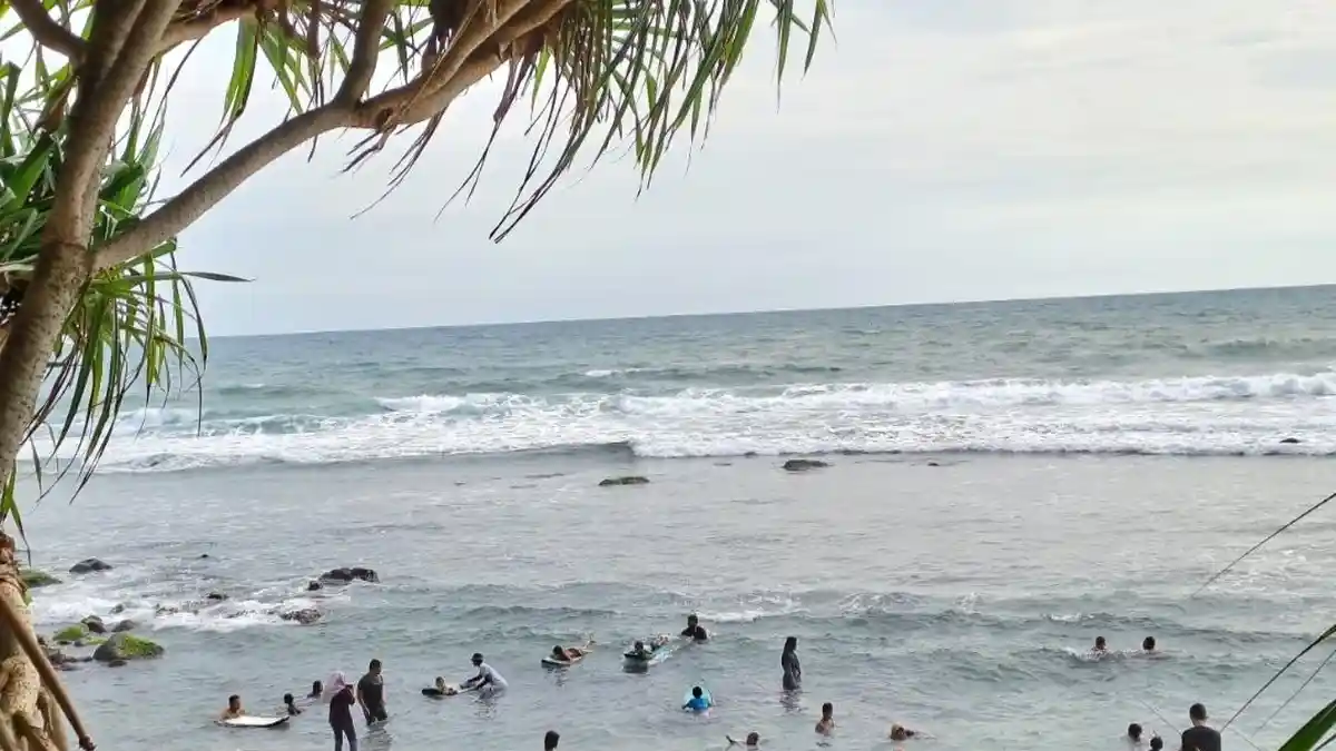 Telusur Indahnya Pantai Menganti Kebumen, Suguhkan Hamparan Pasir Putih Berdinding Tebing Bebatuan