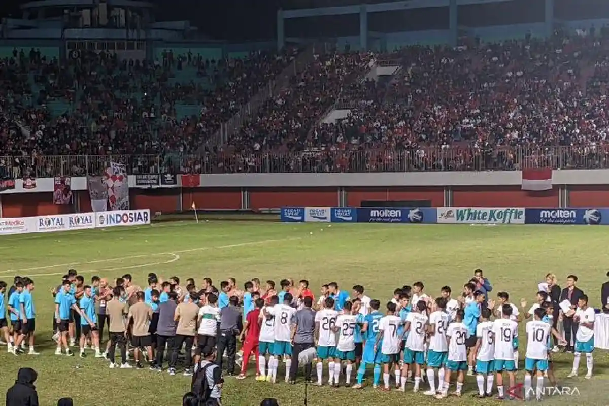 Pelatih Vietnam Nguyen Quoc Tuan Terharu Diberi Sikap Guard of Honour Oleh Timnas Indonesia
