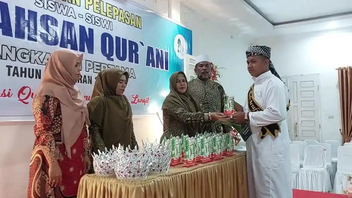 MTS Ahsan Qur'ani Wisuda Santri Angkatan Pertama, Khatam 30 Juz