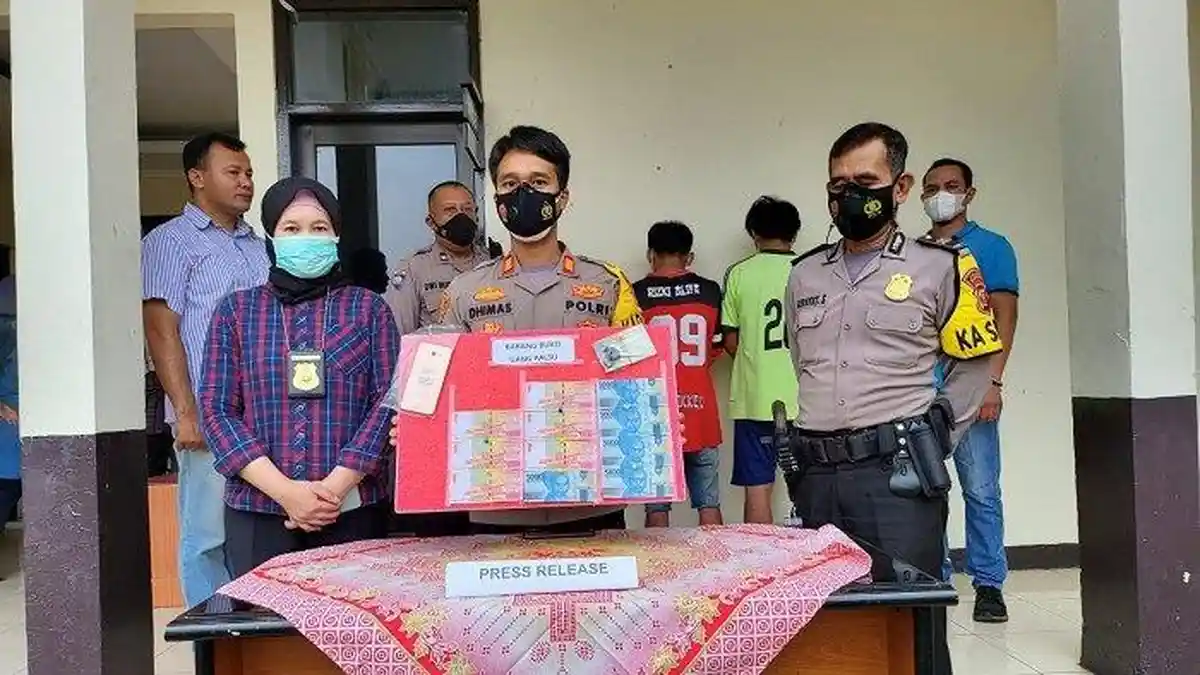 2 Pria Mengaku Beli Uang Palsu Secara Online Lalu Diedarkan di Pasar Cikema Cibinong 