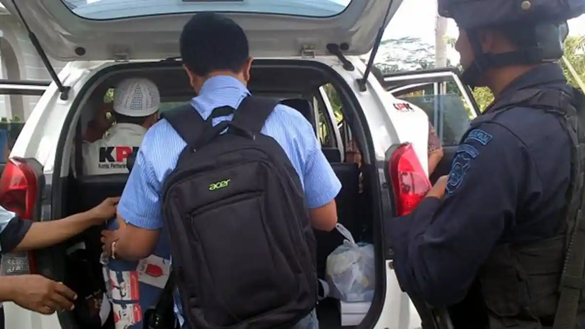 Petugas KPK Tenteng Koper dan Kardus Usai Geledah Kantor Bupati Lombok Barat