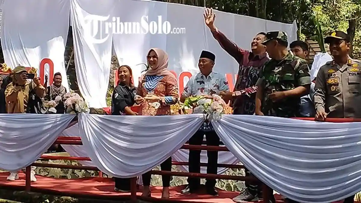 Vakum 3 Tahun, Padusan 2023 di OMAC Klaten Meriah, Bupati Sri Mulyani Sebar Apem ke Warga 