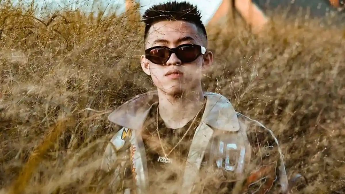 Lirik Lagu Kitty Rich Brian, Let me tell a story 'bout a boy named Brian