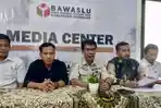 Bawaslu-Kabupaten-Pasuruan-saat-melakukan-press-release.jpg