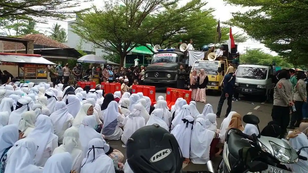 M Kece Terdakwa Kasus Penistaan Agama Baca Pleidoi dengan Terbata-bata, Sidang Diwarnai Unjuk Rasa