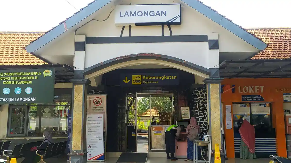 Hari Terakhir Libur Lebaran 2025, Ribuan Penumpang KA Berangkat di Stasiun Lamongan