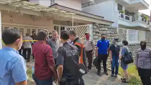 Petugas-kepolisian-masih-berada-di-rumah-nomor-39-Bukit-Cinere-Indah-Depok.jpg